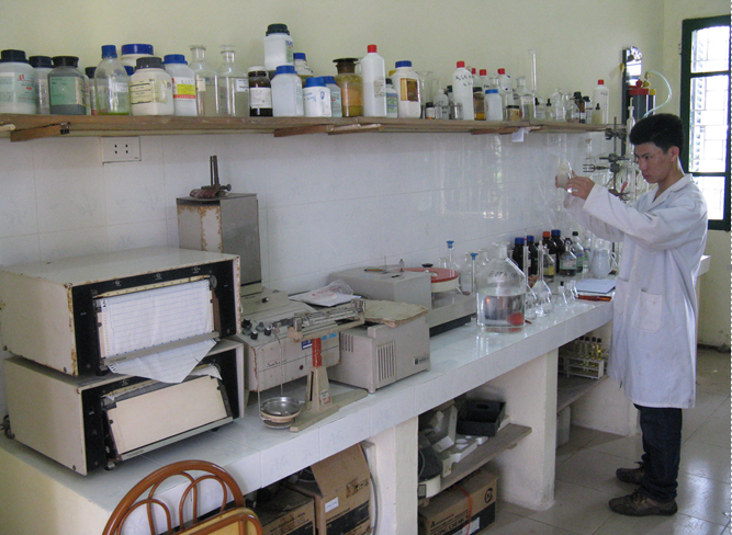 Công nhân thi công